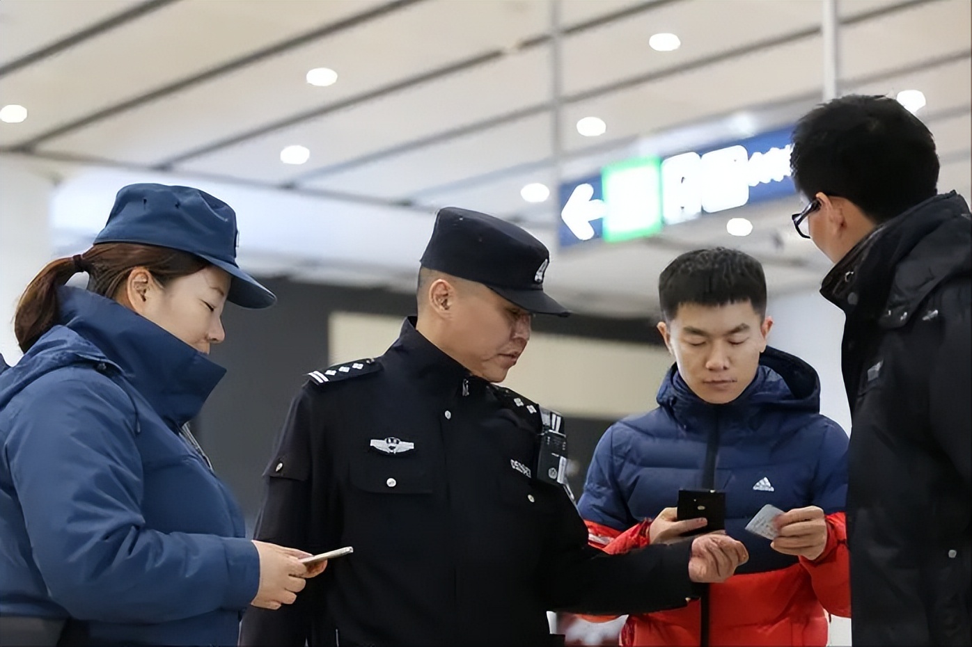 关于警察查身份证法律是怎么规定,警察大街上查身份证有法律依据吗