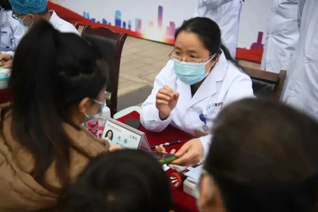 2月8、9日，重医儿院院长李秋率队到宜宾一医院开展免费诊疗活动