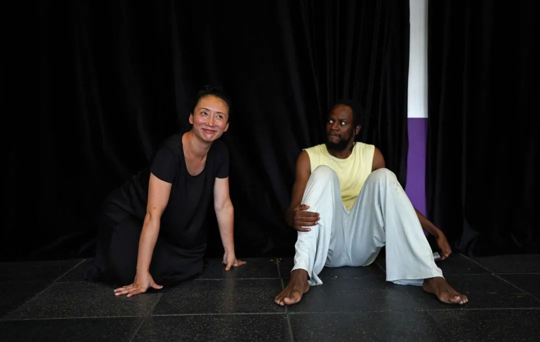 我和我的非洲丈夫，在村里教跳舞