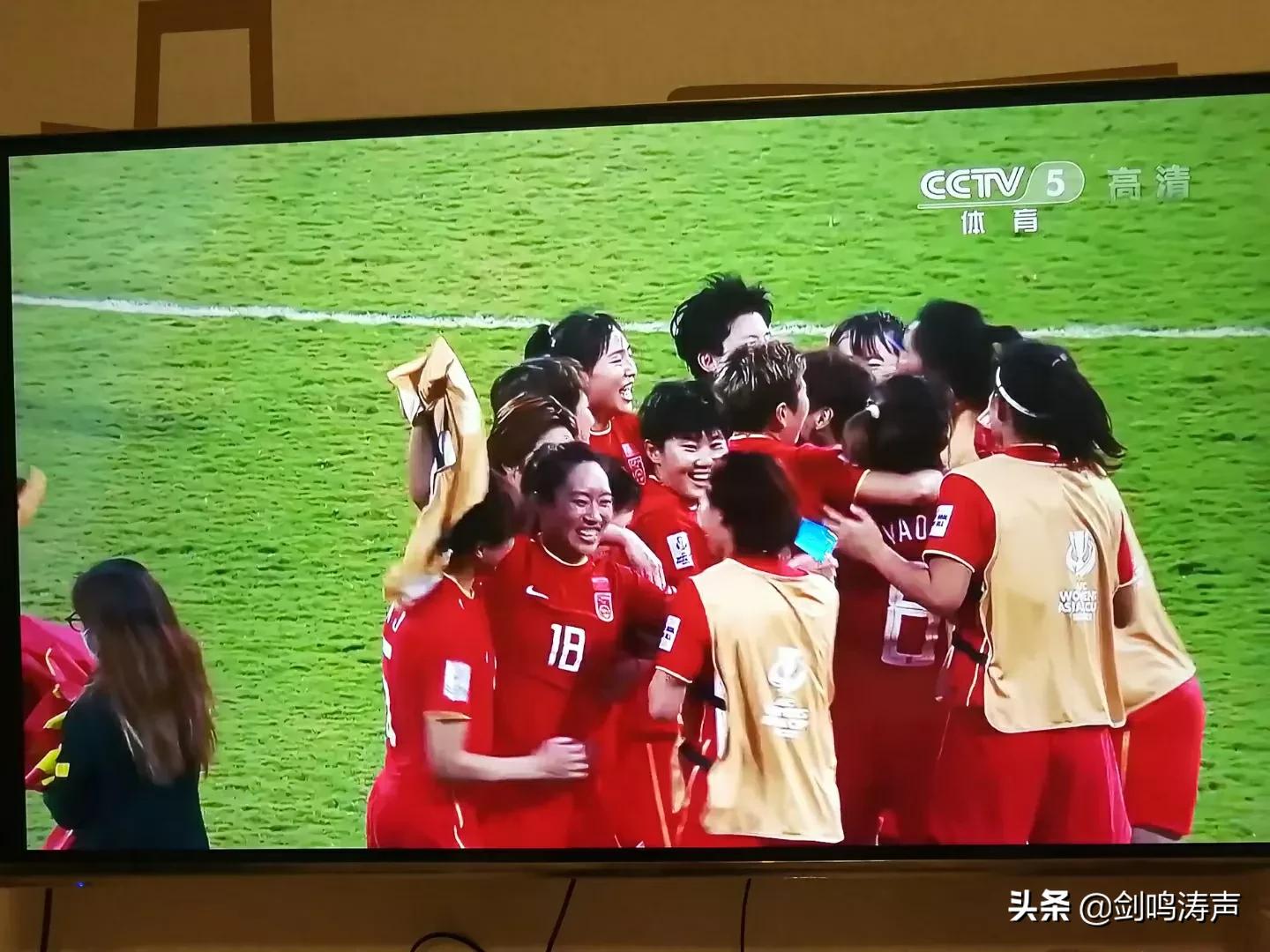 男足与女足输掉比赛的反应,男足和女足输球采访对比