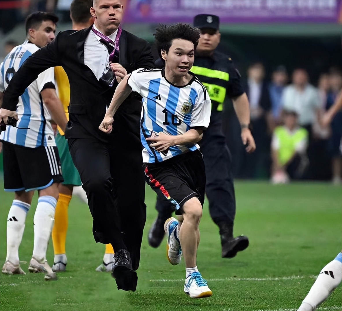 三名小球迷冲入场内梅西现场视频,梅西怎么回应被中国小球迷拥抱