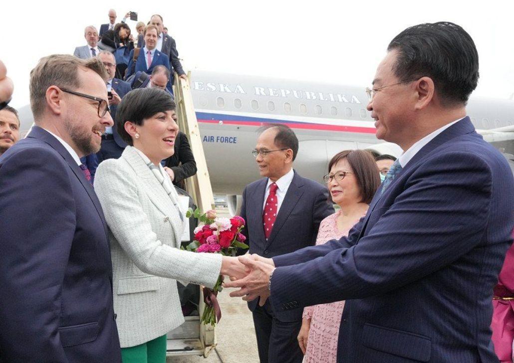 美国25家*火军**商组团窜台找蔡英文捞金！美其名曰探讨“如何强化台湾无人机”