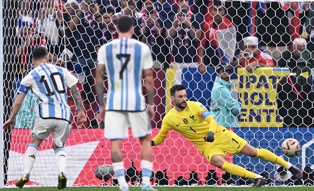 一碰就倒，一倒就是点球！球迷：一场造神运动！直接颁奖吧！