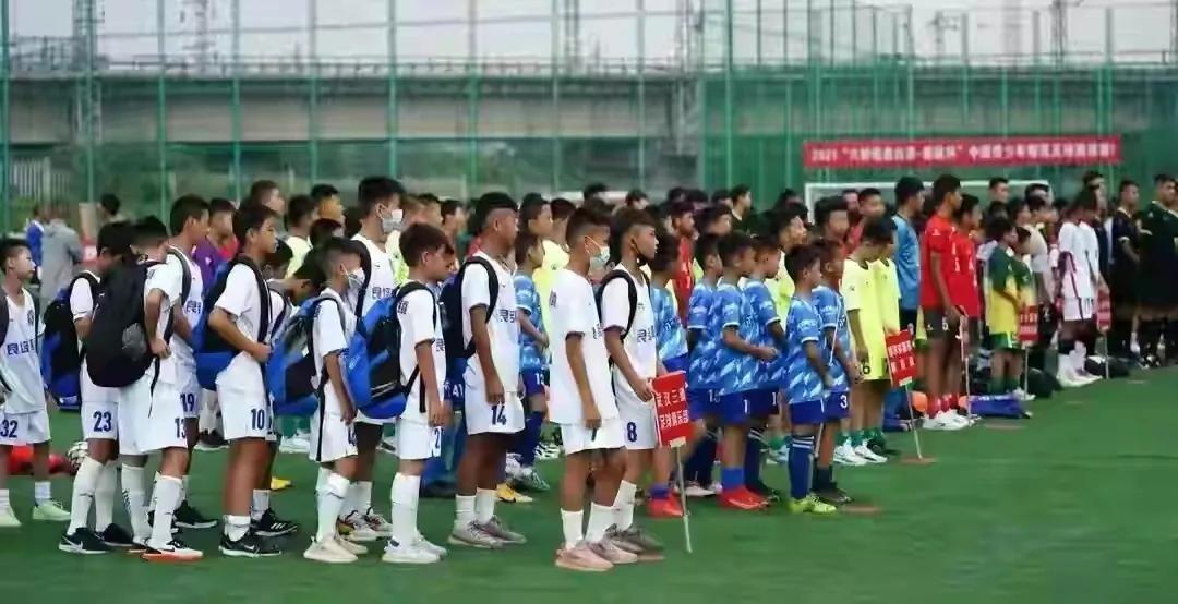 名嘴谈国足花钱,央视新闻报道足球明星的转会