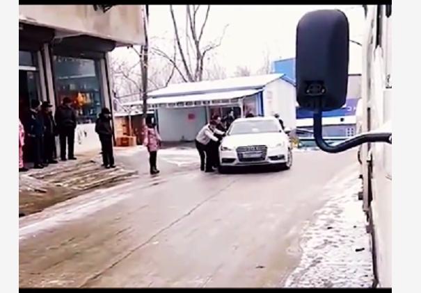 奥迪雪天打滑五菱,五菱宏光转弯失误漂移