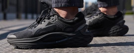 纯黑色跑鞋推荐前十名,入门级纯黑跑鞋推荐