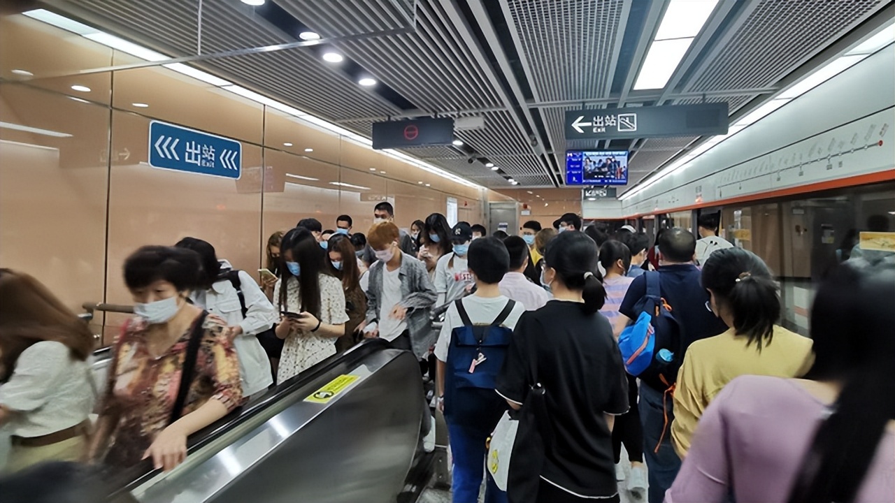 印度美女来中国旅游，第3天回国，心里纳闷：中国的钱很好赚？