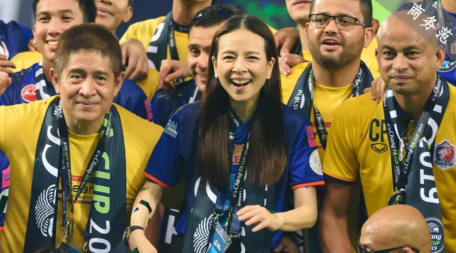 56岁泰国名媛：爱马仕随心背，带队打世界杯，还是泰王白月光？