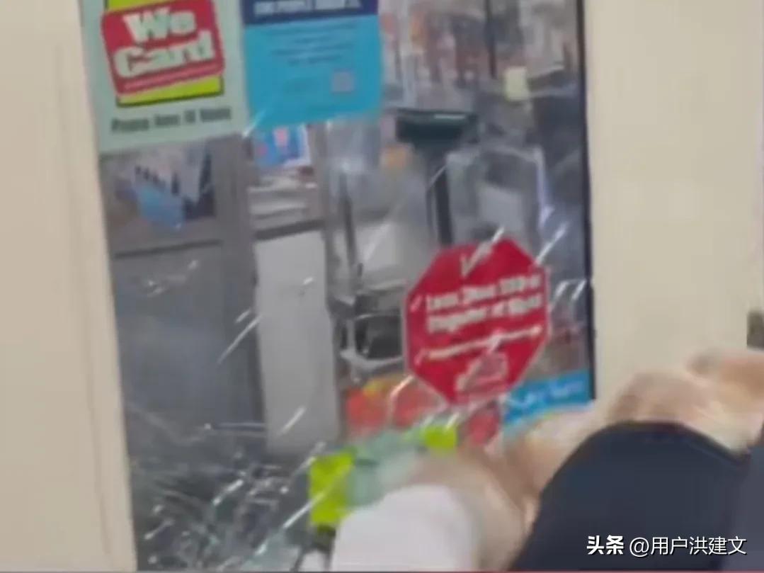 手持尖刀深夜抢劫便利店,三个青年深夜抢劫便利店