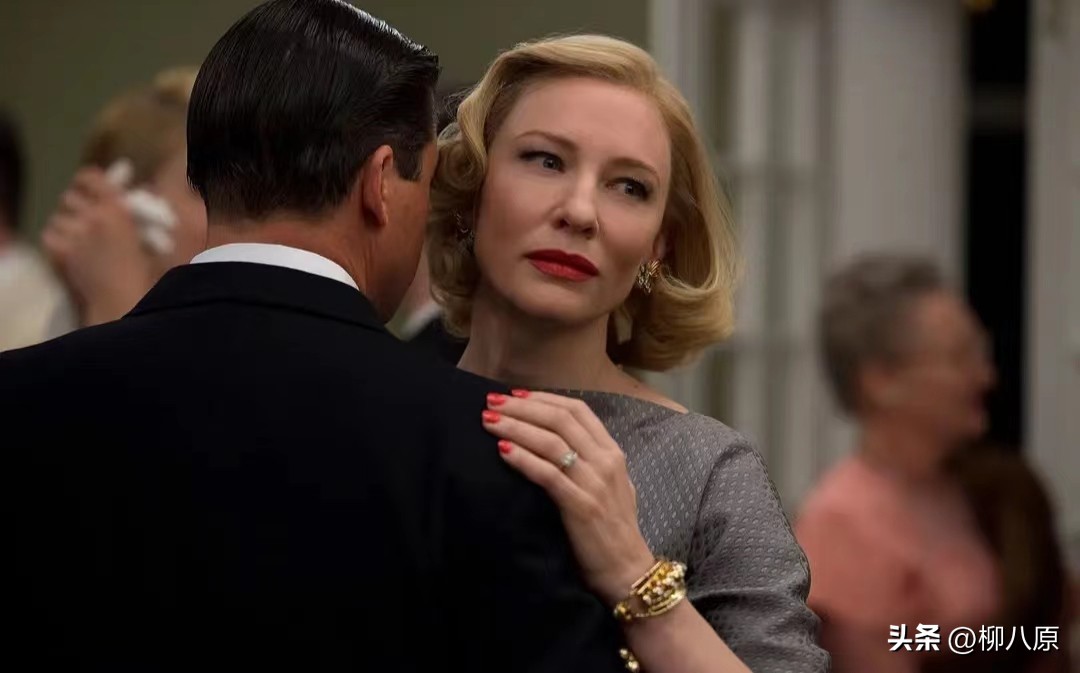 美国影片《卡罗尔》运用了很多的追踪镜头和手持镜头有什么目的？