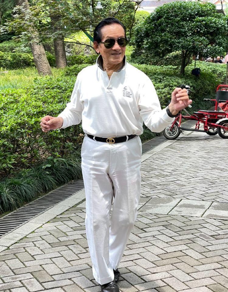 中年男人春秋季穿牛仔裤怎么搭配,中年男人牛仔裤搭配西装