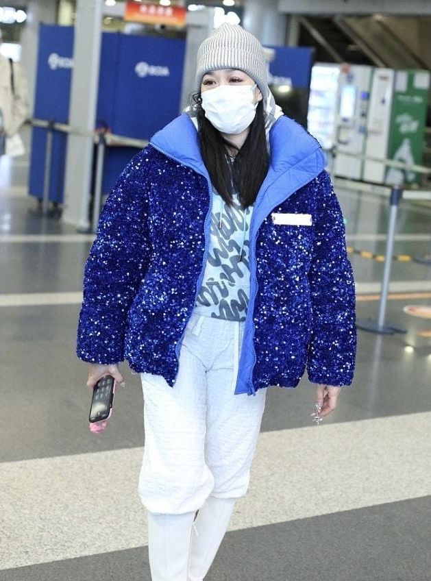 钟丽缇穿运动外套,钟丽缇带女儿和甜馨