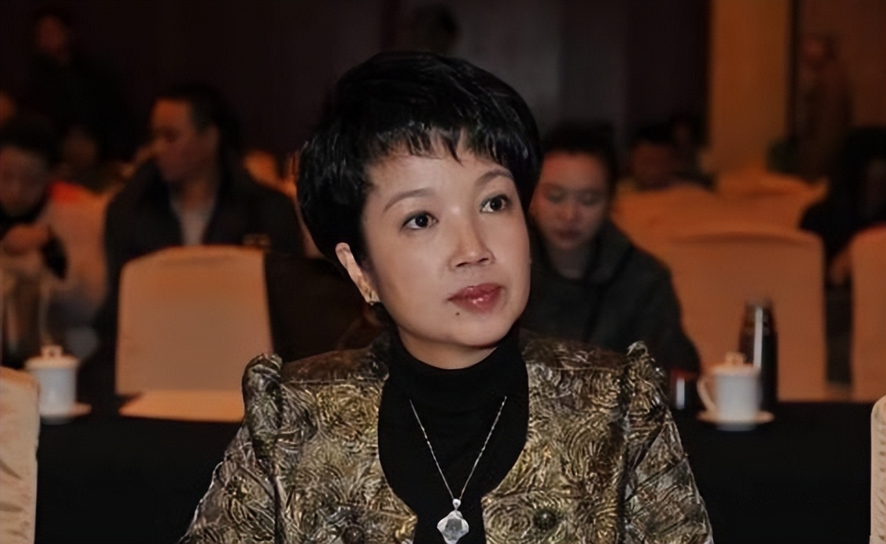 央视主持人黄薇的故事,央视主持人黄薇朗诵