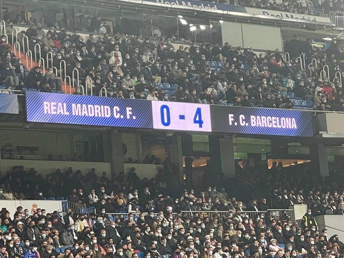 致敬C罗？维尼修斯国家德比禁区跳水，巴萨球员疯狂嘲讽