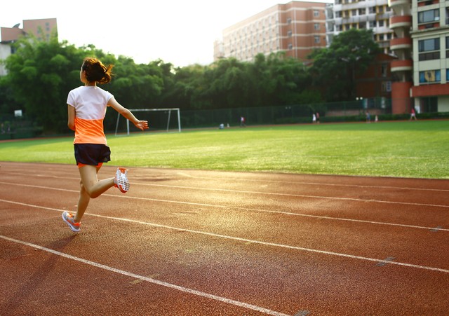 不敢当众说话没自信如何克服,自卑不自信怎么跟别人说话