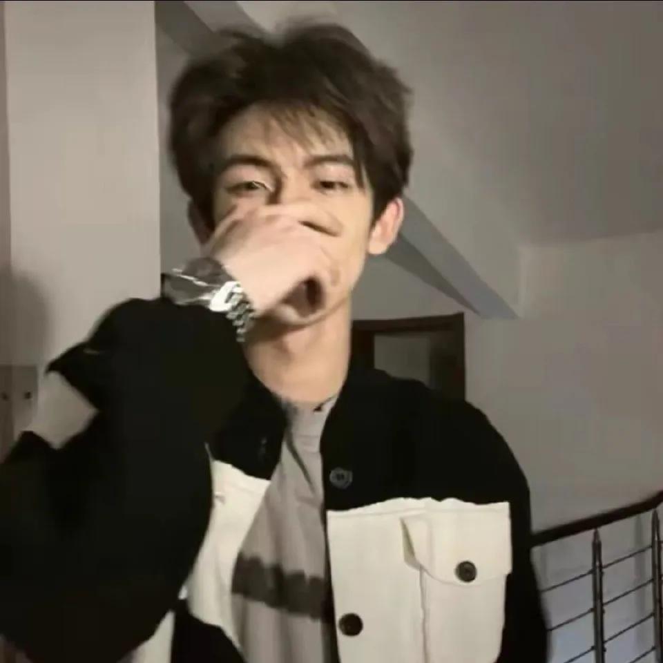 男生头像阳光简单干净,男生头像冷酷帅气