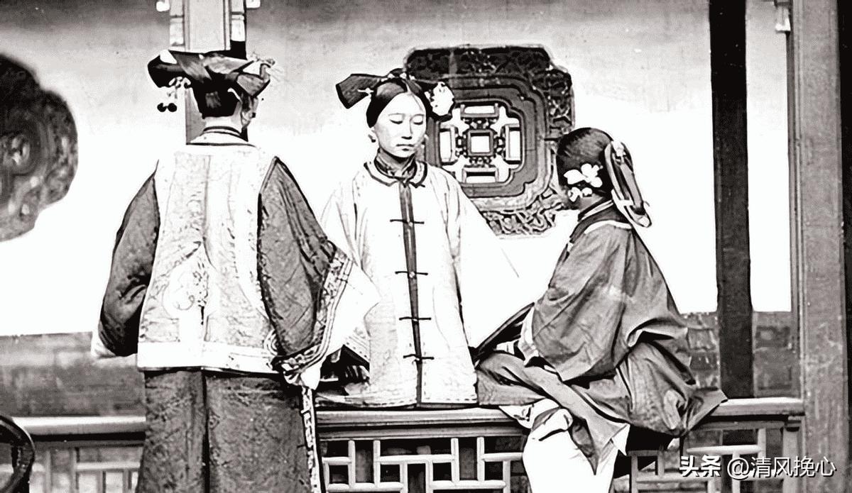 真实晚清老照片：穿着肚兜的*女妓**在揽客，底层妇女穷到衣不蔽体2