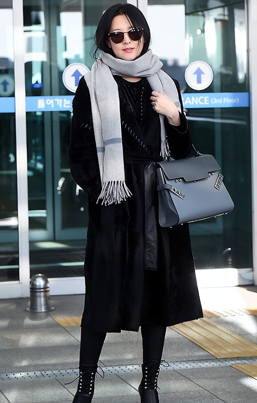 李英爱大衣穿搭街拍,李英爱年轻时穿搭基础款