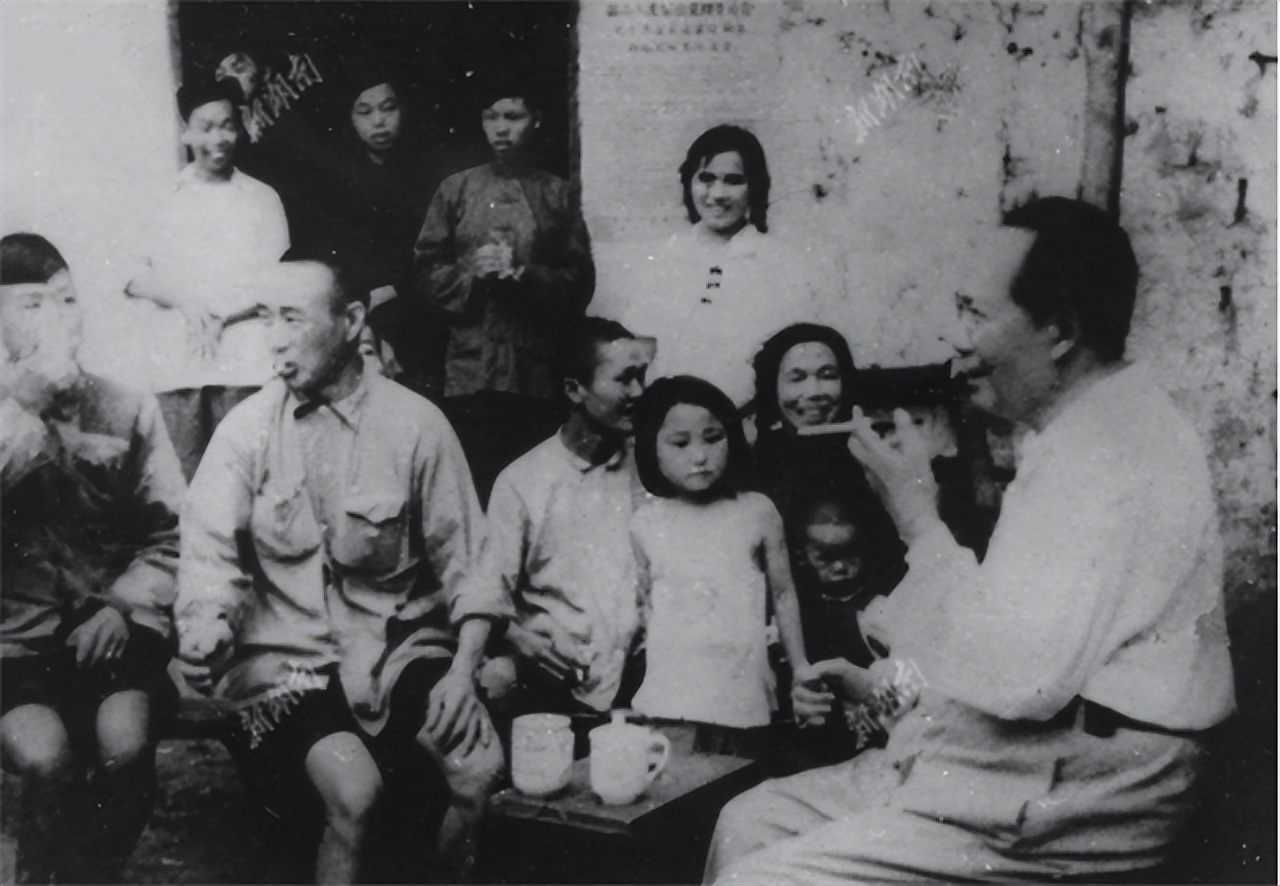 毛主席多次“戴口罩”外出，被认出后毫不避讳，与群众鱼水情深