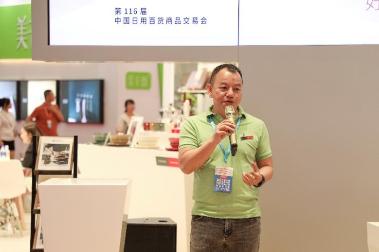 灞曚細棣栨棩鐩涘喌鐩村嚮,灞曚細鐩涘喌鐩村嚮