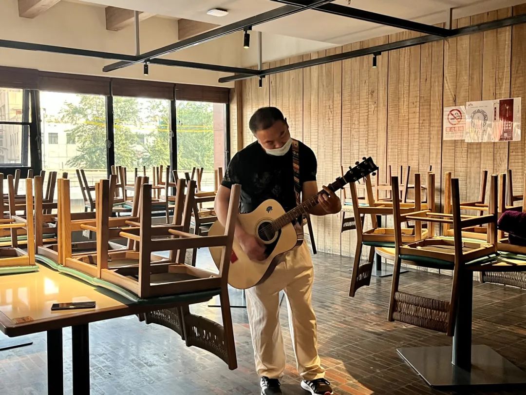 餐饮业摆摊自救：酒吧老板摆摊卖凉皮，烤鸭店卖蔬菜
