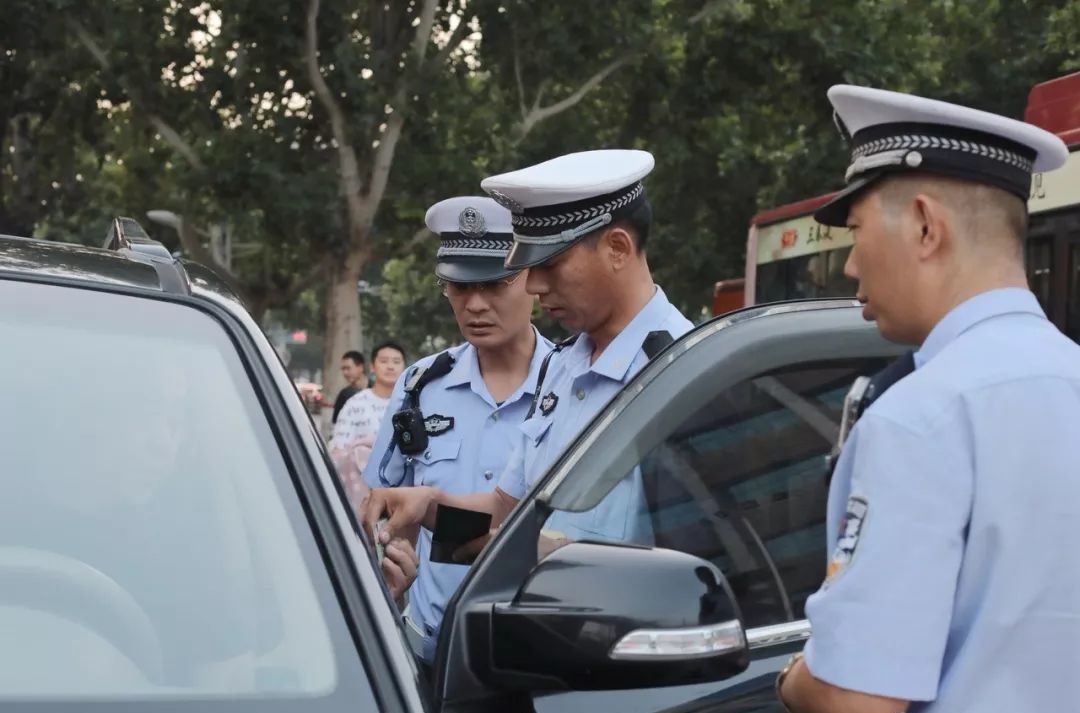 交警贴了罚单会扣分吗,警车违停被交警贴了罚单谁缴罚款