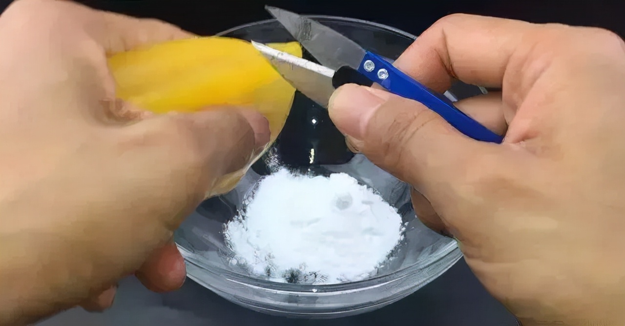 怎么洗发黄的羽绒衫,白色羽绒服洗了会发黄怎么回事