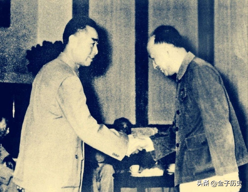 64年毛主席给钱学森递烟，钱学森欲接，主席却突然收回：自力更生