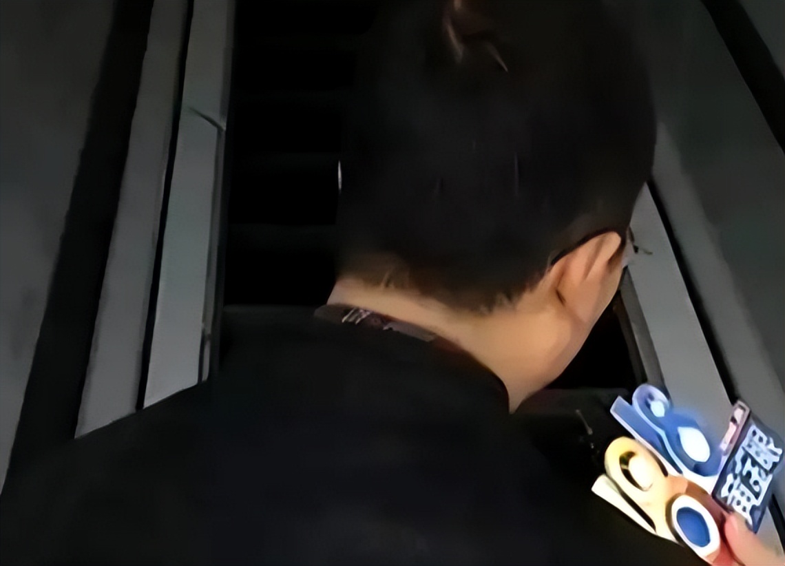 广东一男子按摩，*技师女**误碰其*体下**，索要1.5万赔偿，是惯犯