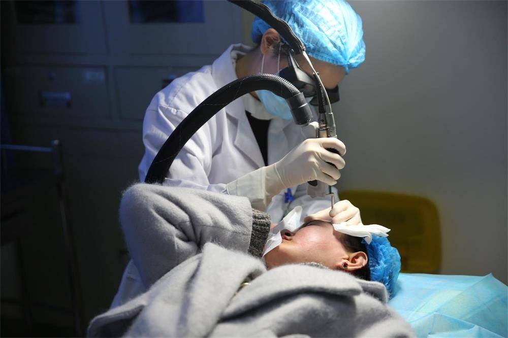 脖子上长了很多丝状疣怎么去除,脖子上长的小疙瘩丝状疣怎么治