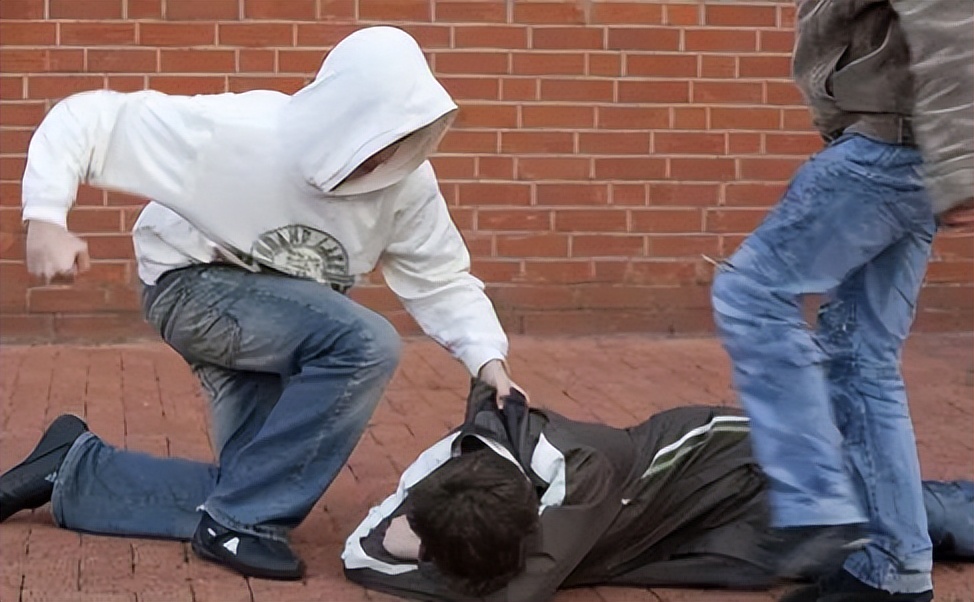 14年前，英国十三岁男孩“喜当爹”！生下一女后，后来怎么样了？