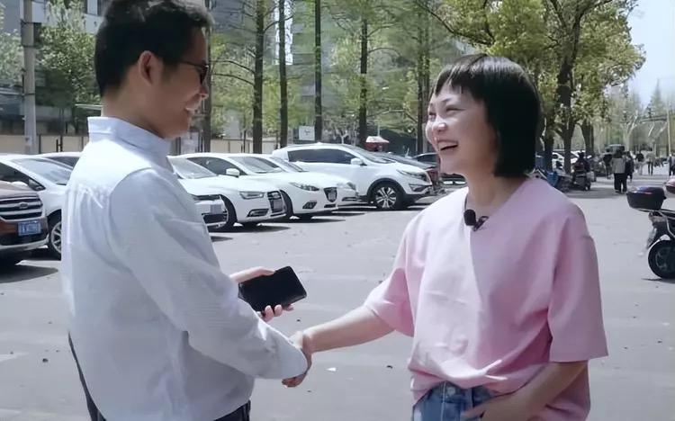 女子向微信300人借钱,河南一女孩发朋友圈借钱