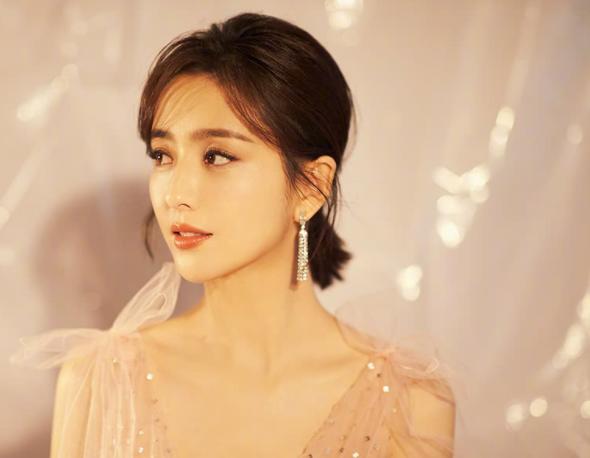 佟丽娅:父亲让她卑微,婚后容忍老公出轨,离婚后勇敢做自己