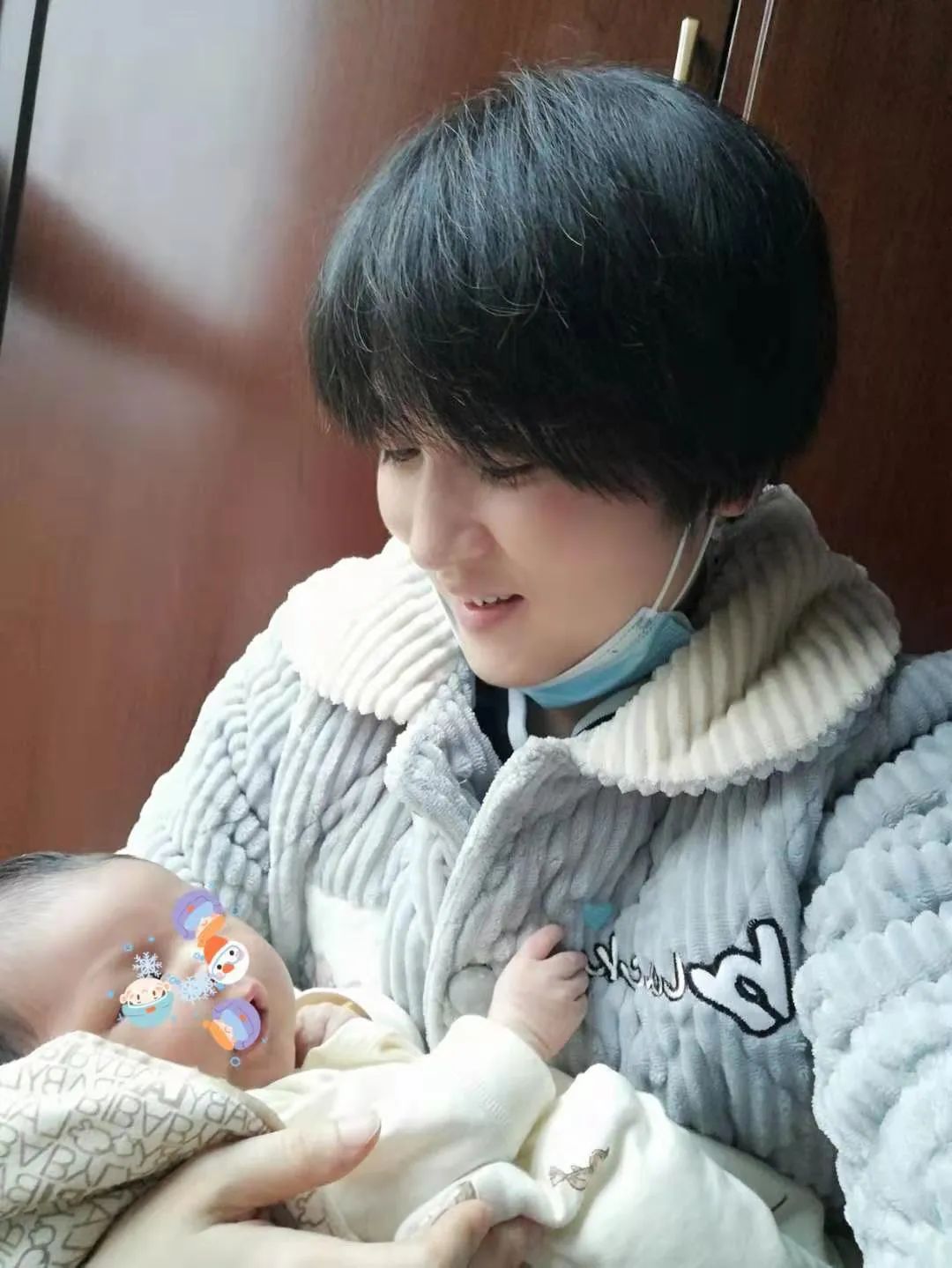 单亲妈妈为孩子挣生活费,单亲妈妈为了孩子必须努力挣钱