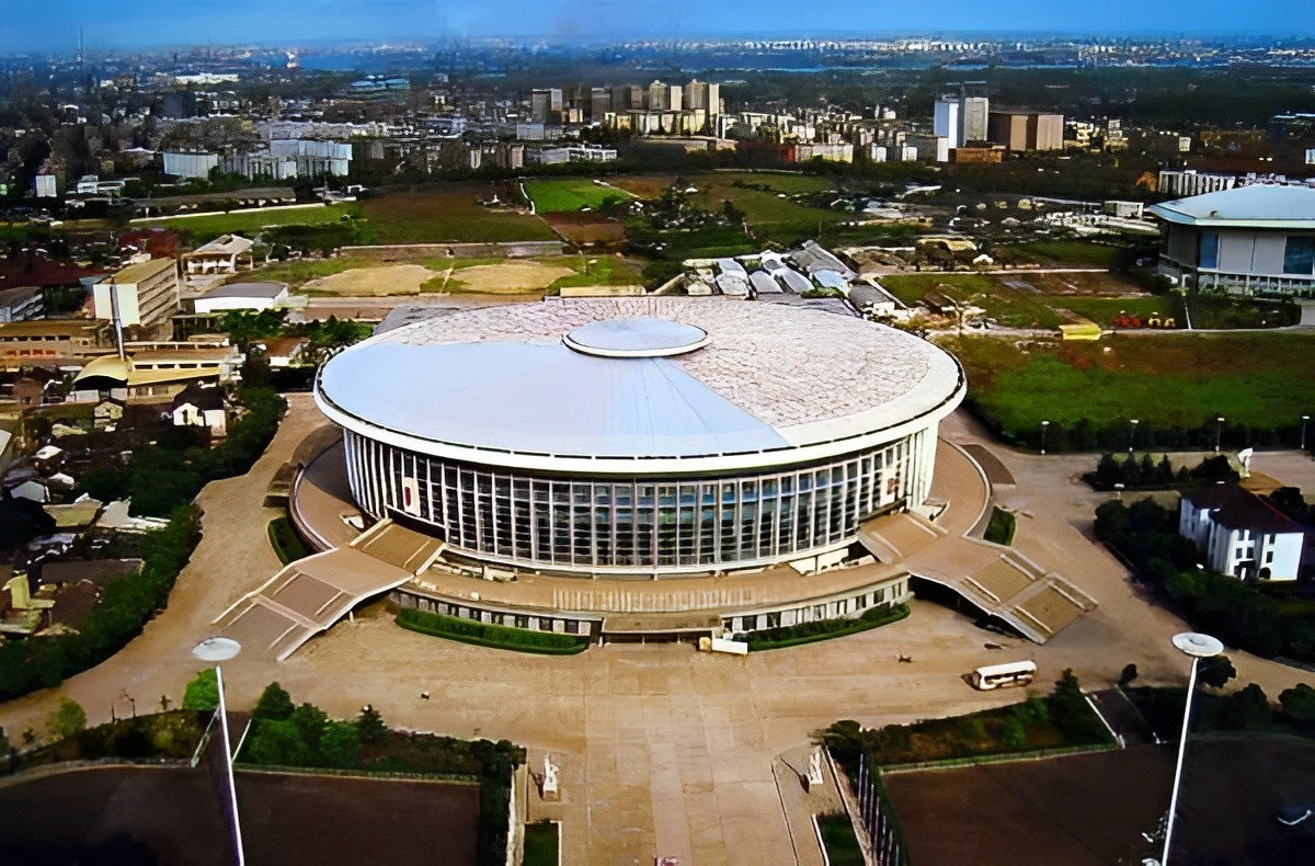 八十年代的上海老照片,踩在东海沿岸闪耀着无与伦比的繁荣骄傲