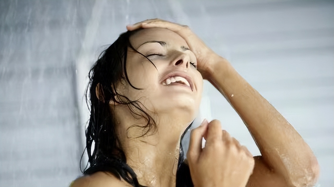 女性洗澡时“站着尿尿”很奇怪？医生：这4个常识，你该早知道！