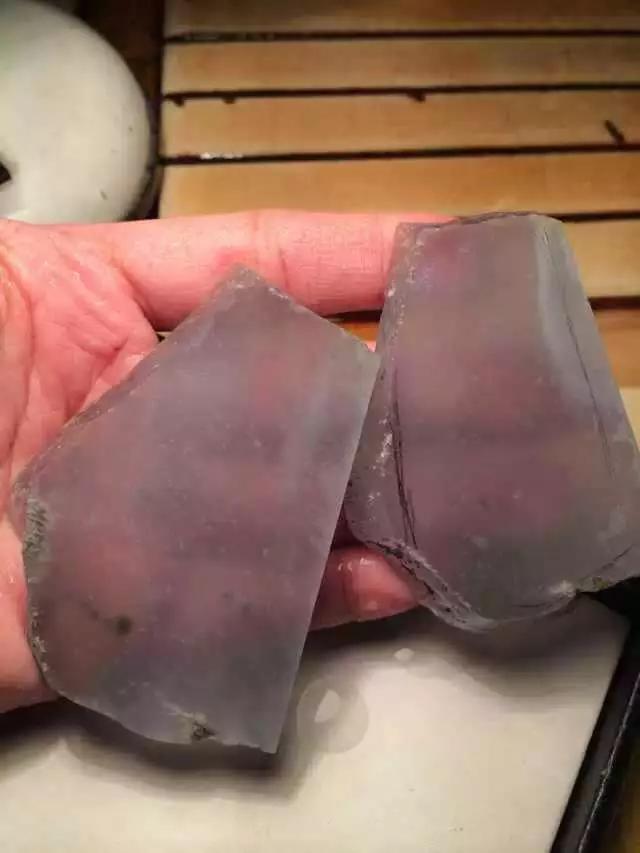 顶级玻璃种翡翠原石切割视频,顶级玻璃种全脱沙翡翠原石