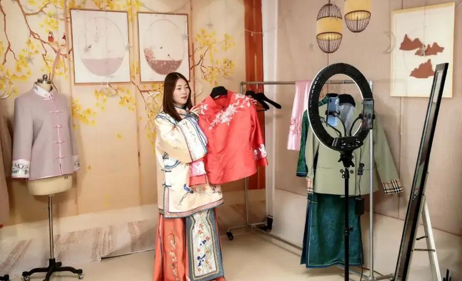 95后寿衣模特女孩,95后寿衣模特采访视频