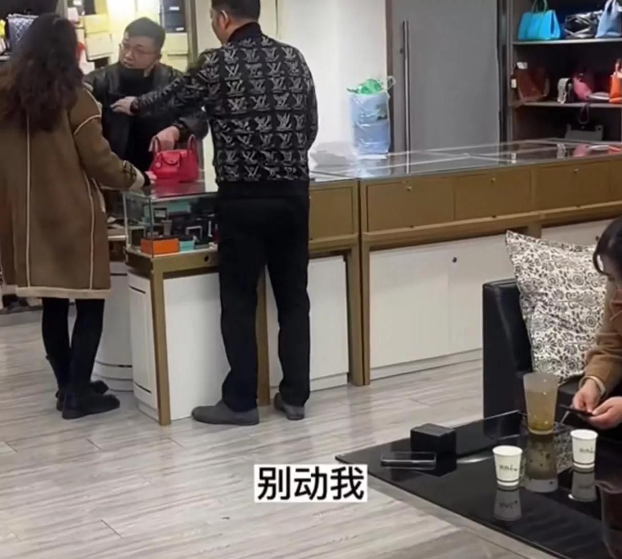 热搜上“女子花5w8买包”事件，撕开了多少人“穷精致”的遮羞布