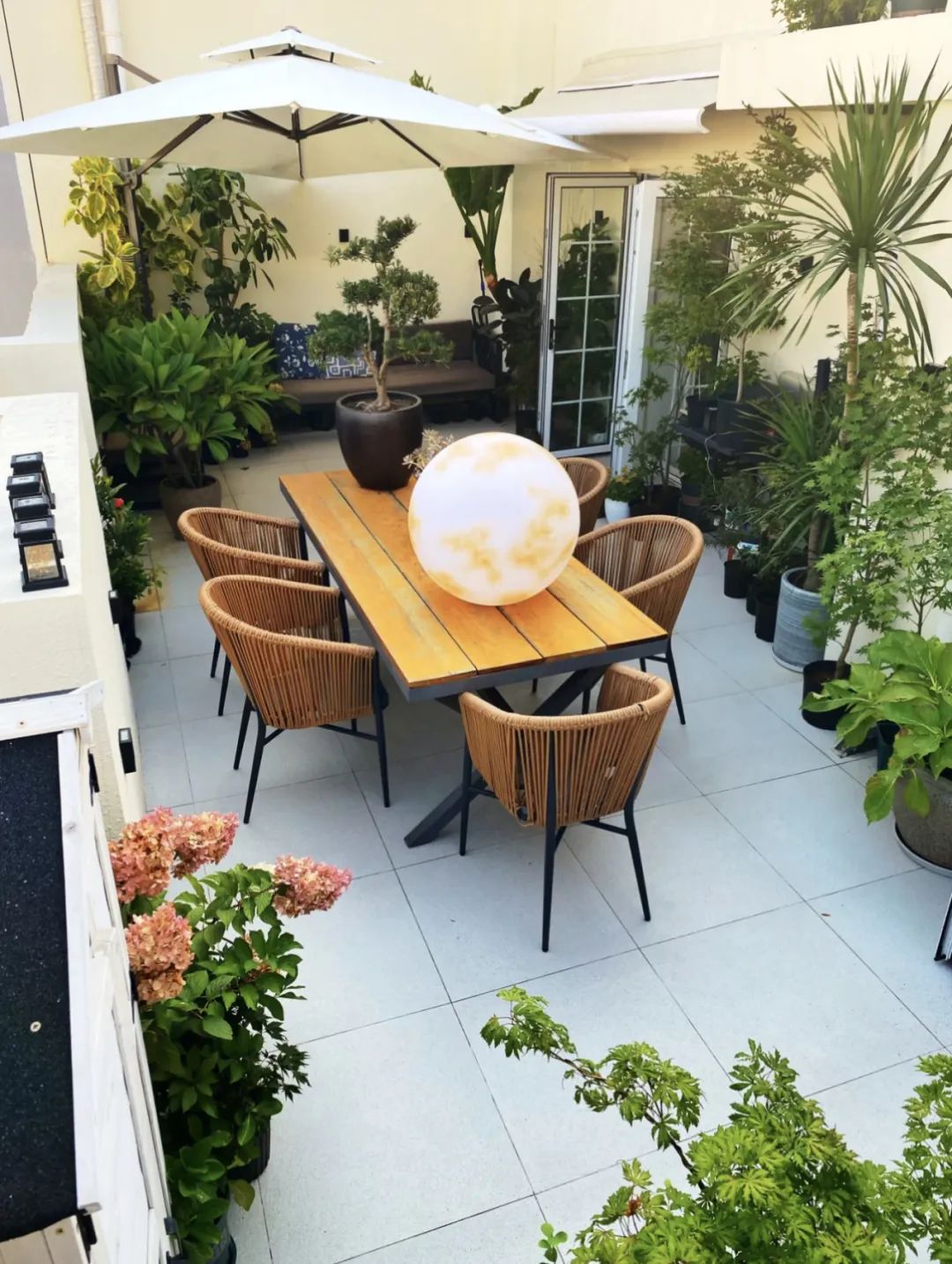 阳台砖与防腐木结合,阳台花园铺砖还是防腐木好