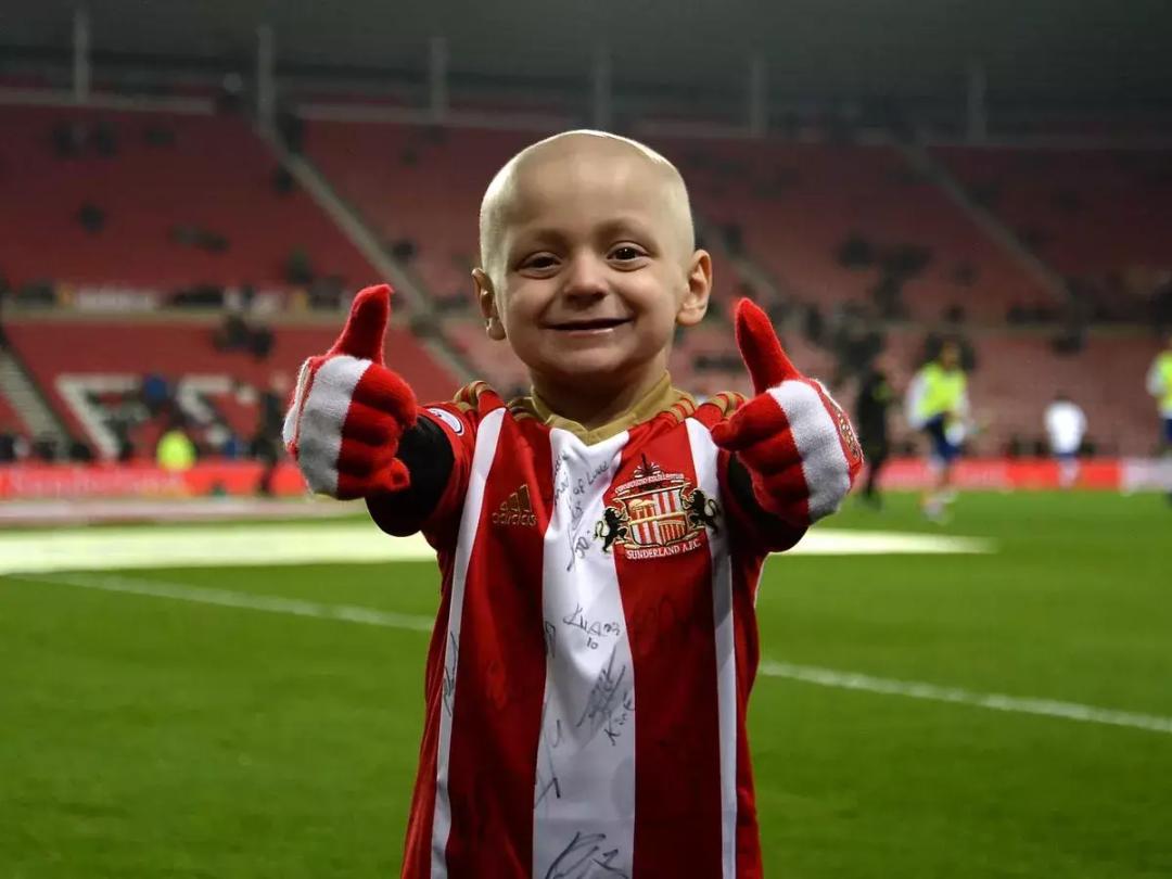 小球迷见到偶像感动瞬间梅西,阿富汗梅西小球迷被迫离开家乡