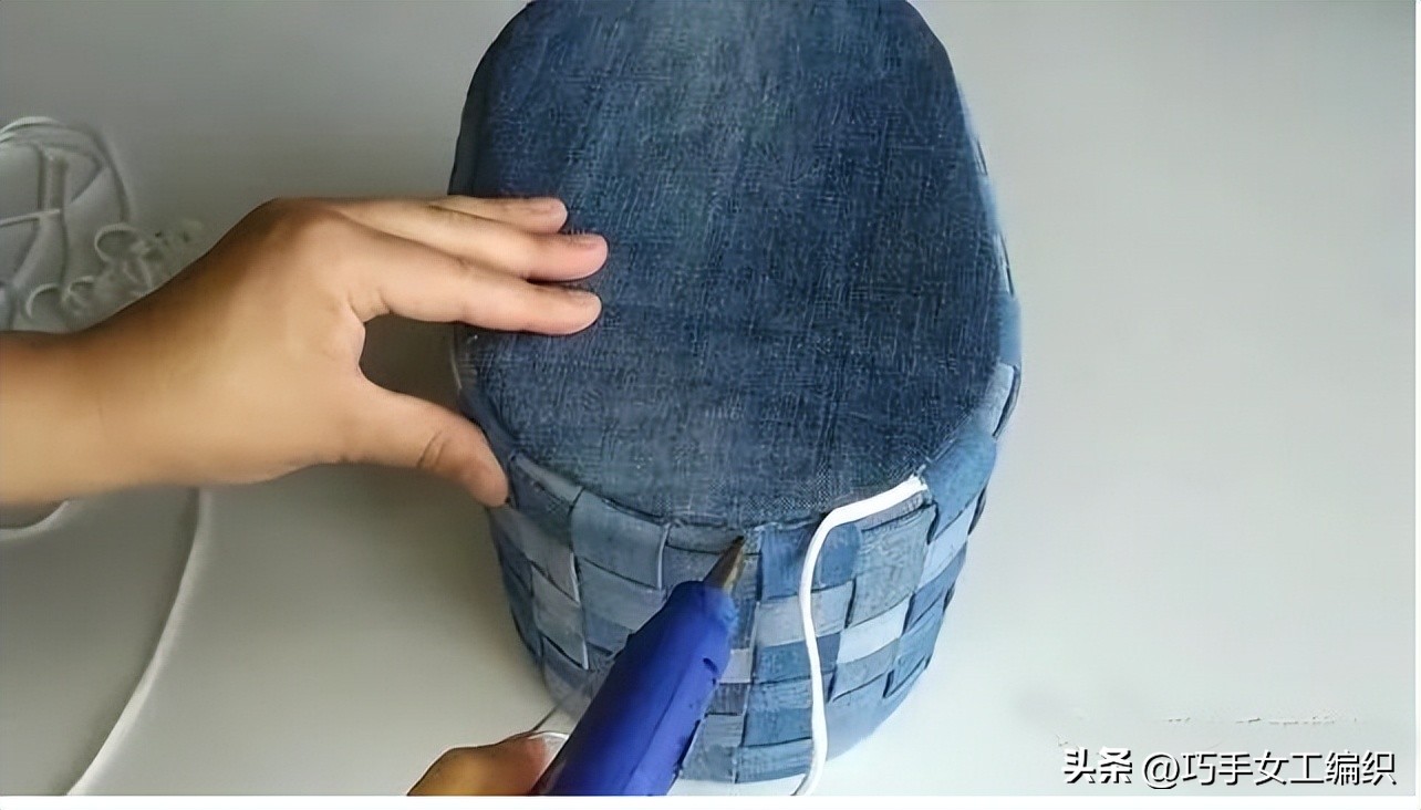 牛仔裤收纳神器改造,旧牛仔裤布条再利用的妙招