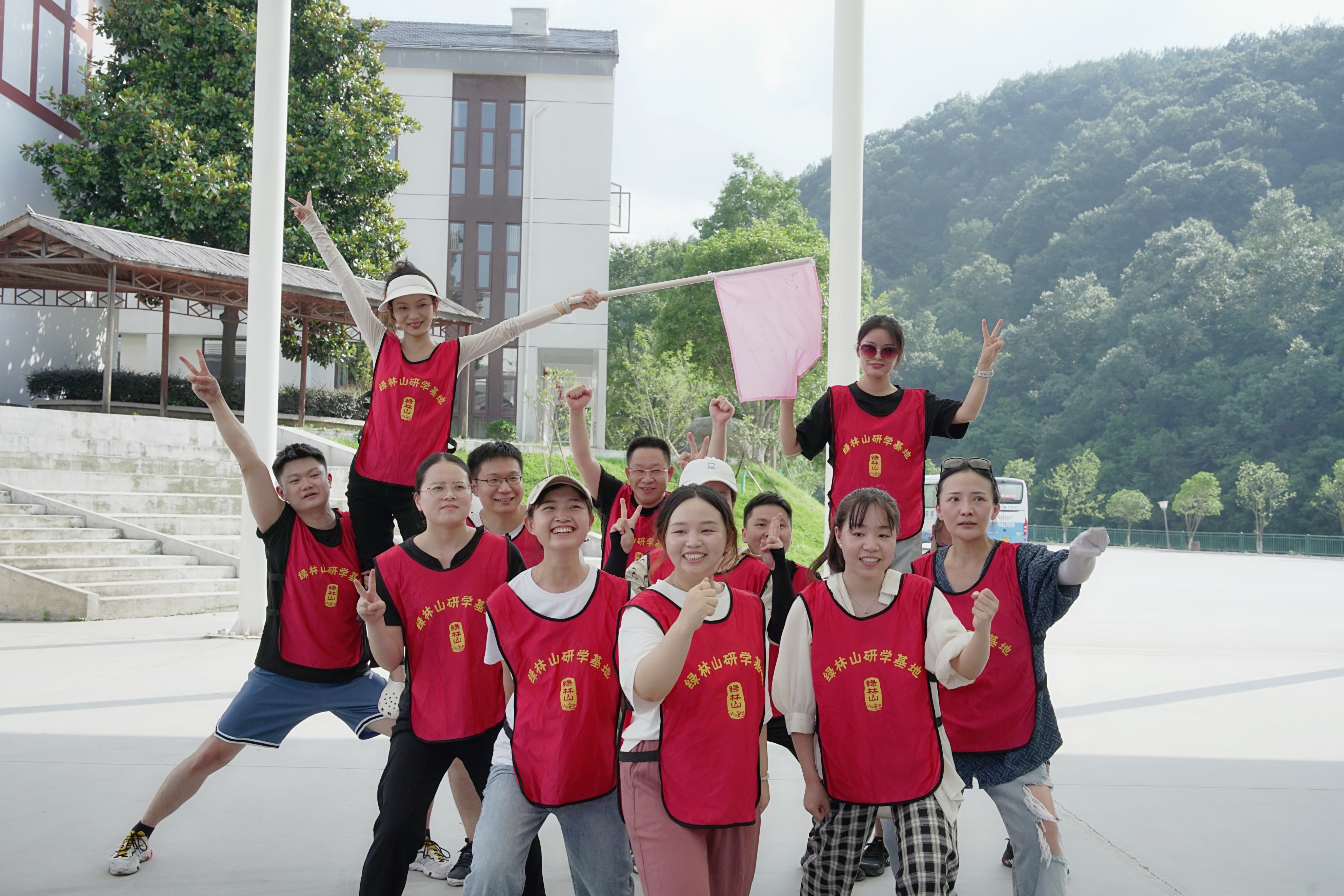 凝心聚力共成长同心同行创未来,团结协作勠力同心接续奋斗