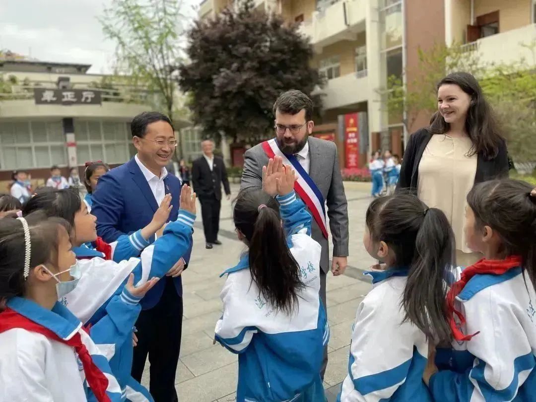 法国欧坦市市长一行来渝交流考察,法国欧坦市市长访问学校