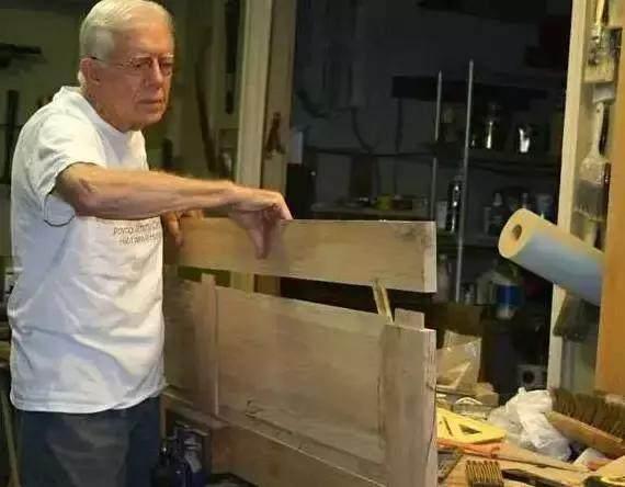 那个曾推动中美建交的美国前总统，退休之后，97岁仍在工地盖房子