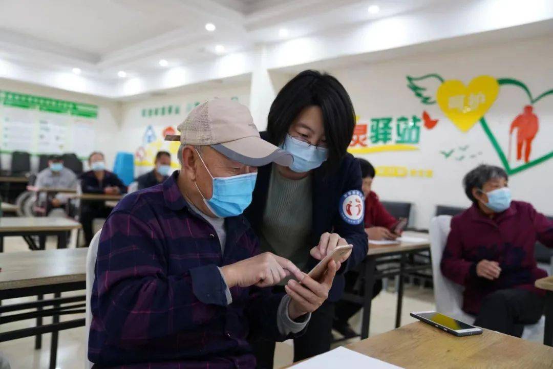 在银行工作人员怎么开通手机银行,银行为什么叫你办手机银行业务