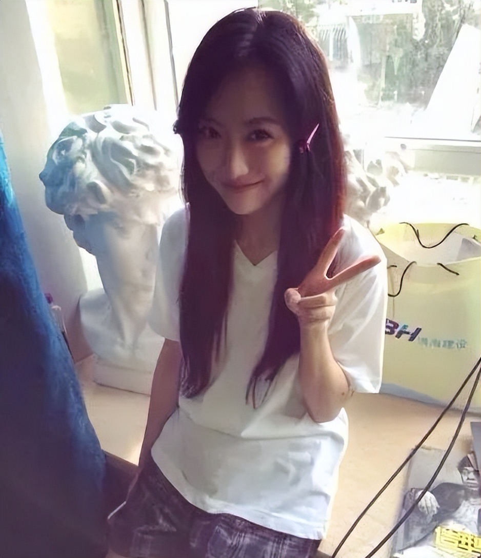 她是英皇在内地一姐,靠成龙力捧出演《神话》,礼服事件备受争议