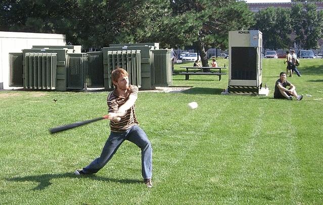 无需精细标记,单击物体实现物体移除、内容填补、场景替换