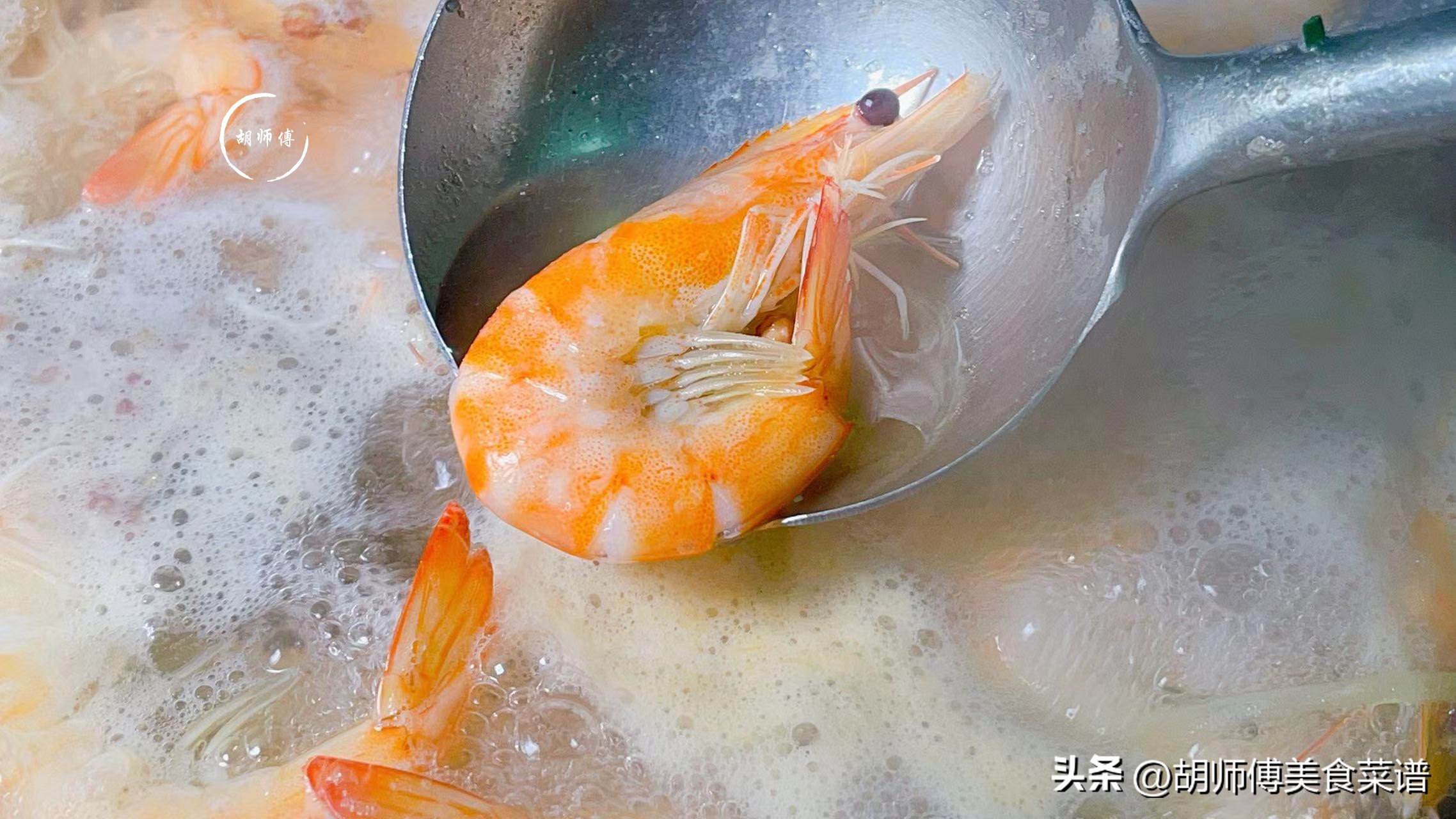 水煮虾为什么水是黄色的,水煮虾是冷水下还是水开下