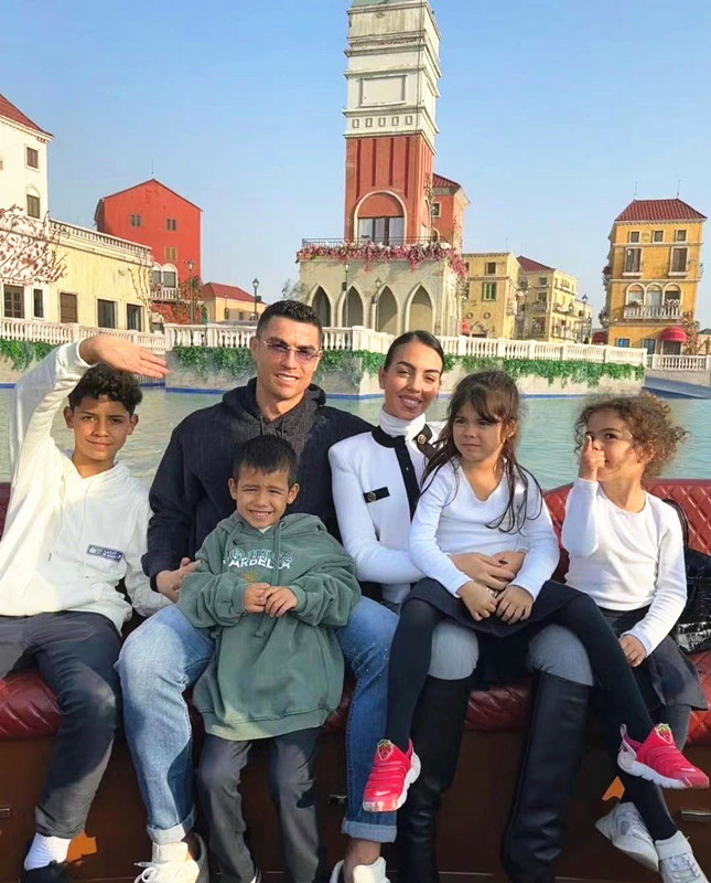 乔治娜戴头巾,乔治娜在沙特要戴头巾吗